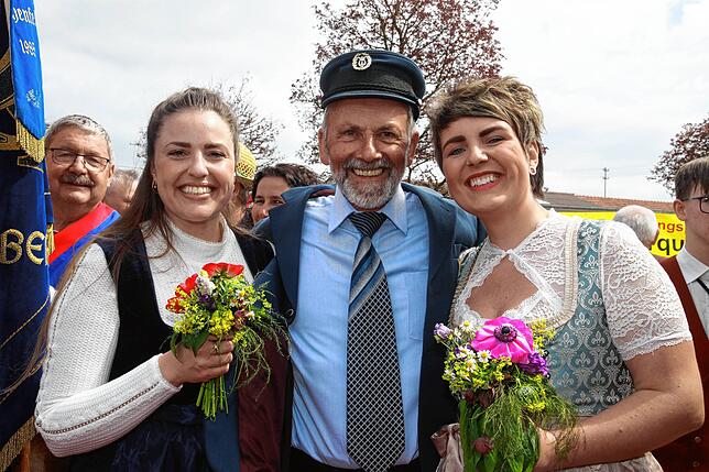 Bild 19: Gute Stimmung beim Jubiläumsumzug des Musikvereins Liggersdorf im Rahmen des Bezirksmusikfestes