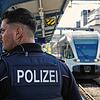 Björn Schneider und seine Kollegen kontrollieren besonders die Züge aus der Schweiz. Der SÜDKURIER hat ihn und seinen Kollegen Pascal ...