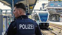 Björn Schneider und seine Kollegen kontrollieren besonders die Züge aus der Schweiz. Der SÜDKURIER hat ihn und seinen Kollegen Pascal ...