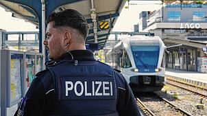 Björn Schneider und seine Kollegen kontrollieren besonders die Züge aus der Schweiz. Der SÜDKURIER hat ihn und seinen Kollegen Pascal ...