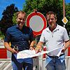 Bürgermeister Matthias Weckbach und Bauamtsleiter Ralf Volber vor der Absperrung zur Baustelle an der B34, für die das ...
