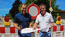 Bürgermeister Matthias Weckbach und Bauamtsleiter Ralf Volber vor der Absperrung zur Baustelle an der B34, für die das ...