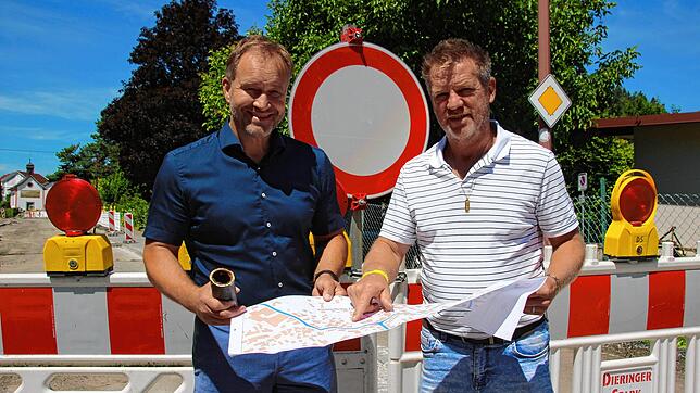 Bürgermeister Matthias Weckbach und Bauamtsleiter Ralf Volber vor der Absperrung zur Baustelle an der B34, für die das ...
