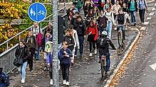 Gedränge auf der Brücke über Brigach beim Bickentor in Villingen Das Bild zeigt, wie schwierig es bisweilen für Radler und Fußgänger ...