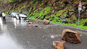 Bei Zell im Wiesental wird im Mai 2021 eine Autofahrerin verletzt, als Felsen auf die B 317 stürzen. Die Bundesstraße ist immer wieder ...