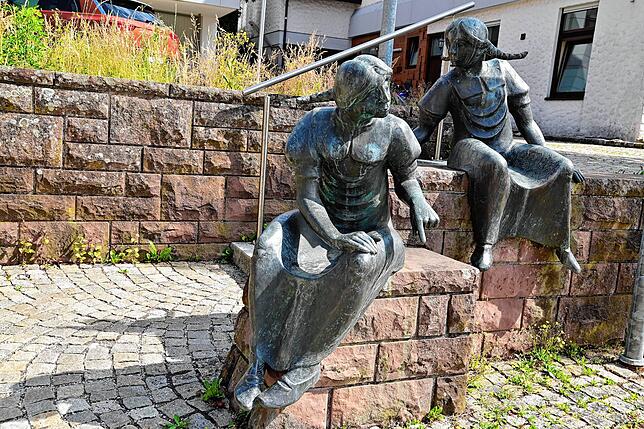 Auch Kunst findet sich in der Dorfmitte.