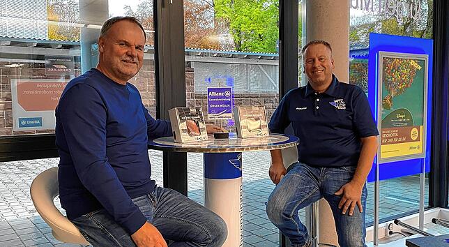 Versicherungsfachmann und Wild Wings-Fan Jürgen Müller (links) gab das Höchstgebot für einen Tribünenstein ab. Rechts Stefan Kurth von ...