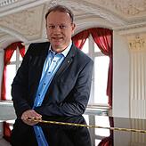 Oberbürgermeister Jan Zeitler im Festsaal des Städtischen Museums von Überlingen.