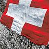 Höhenarbeiter hängen anlässlich des schweizer Nationalfeiertags, auch Bundesfeiertag genannt, eine 80 mal 80 Meter große Schweizer ...