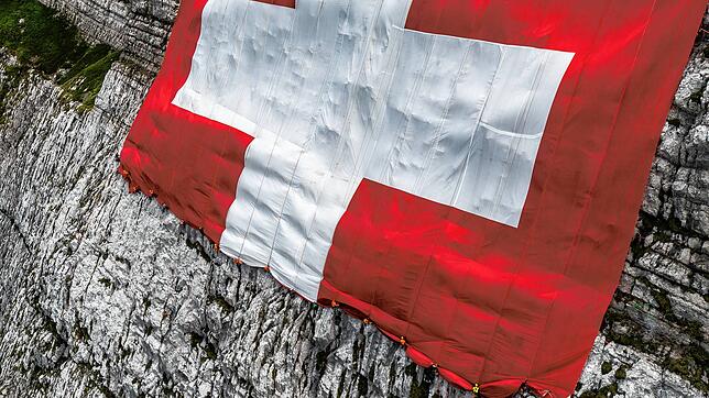 Höhenarbeiter hängen anlässlich des schweizer Nationalfeiertags, auch Bundesfeiertag genannt, eine 80 mal 80 Meter große Schweizer ...