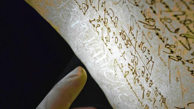Mit Licht werden Wasserzeichen im Papier der Ratsprotokolle sichtbar. Das damalige Papier beziehungsweise Pergament hatte Wasserzeichen ...