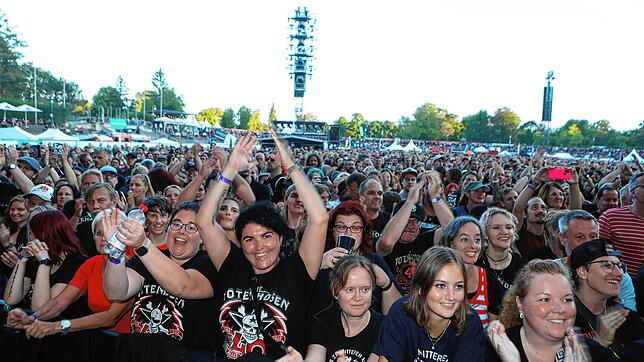Bild 12: Die Toten Hosen geben sich in Konstanz die Ehre. Fotos aus dem ausverkauften Stadion