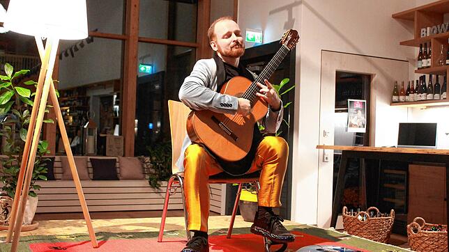 Der international bekannte Klassikgitarrist Marko Topchii spielte auf Initiative seiner besten Freundin in Orsingen.