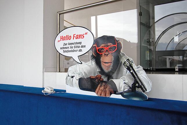&bdquo;Hallo Fans&ldquo; &ndash; der Affe aus den Trigema-Werbungen empfängt Besucher.