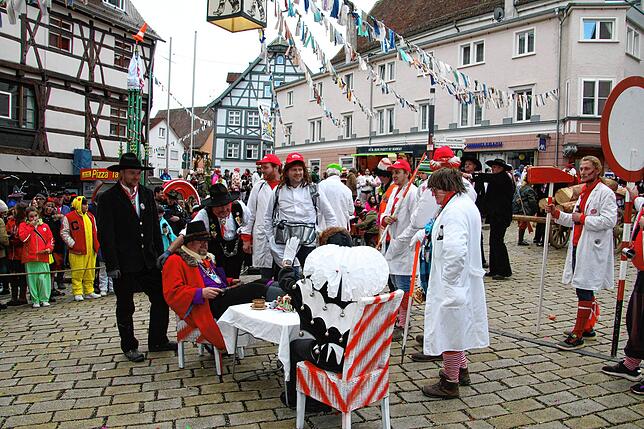 Die Vumesser nahmen am Schmotzigen in Meßkirch das Fasnetsmotto &bdquo;s gä no&ldquo; wörtlich und reichten am Marktbrückle Mitgliedern ...