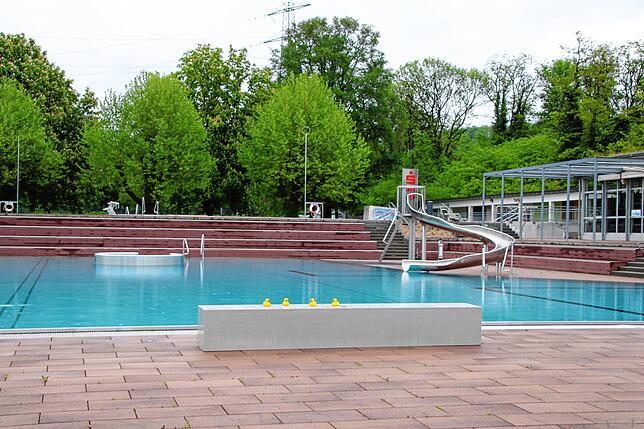 Eine der beiden Sitzbänke vor dem Nichtschwimmerbecken im Tiengener Freibad. Bald können sich die Besucher hier entspannen.