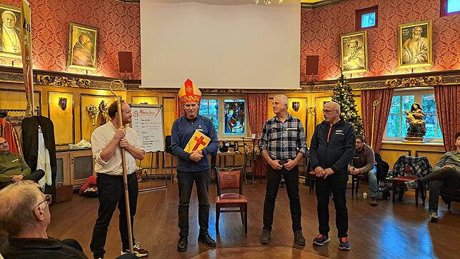 Martin Wangler (links) spricht mit den Darstellern über die Szene, die sie gerade nachgestellt haben.
