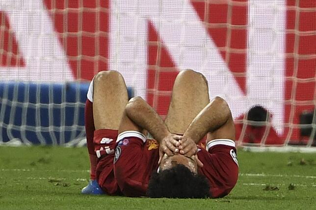 Am Boden zerstört: Mohamed Salah vom FC Liverpool nach seiner Schulterverletzung.