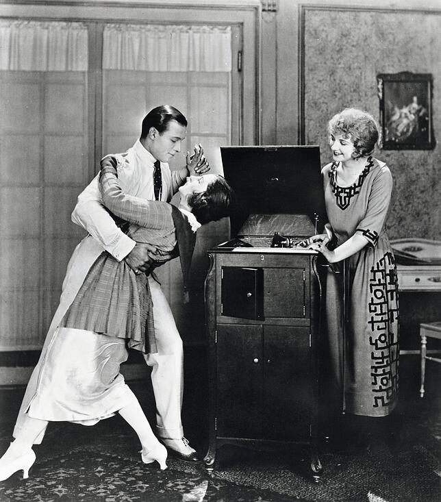 Der Schauspieler Rudolph Valentino (1895 – 1926) beim Tango in den 20er-Jahren. Im Hintergrund ein rein akustisch-mechanisches ...