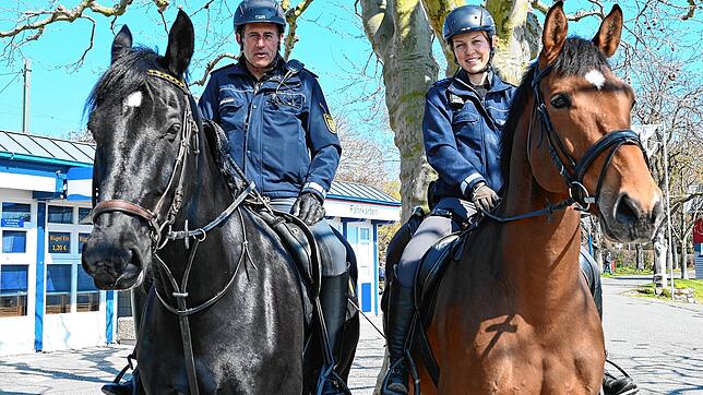 Imposante Erscheinungen: Polizeioberkommissar Walter Horländer und Polizeiobermeisterin Lisa Pscheidl auf ihren Pferden Vinzenz und ...