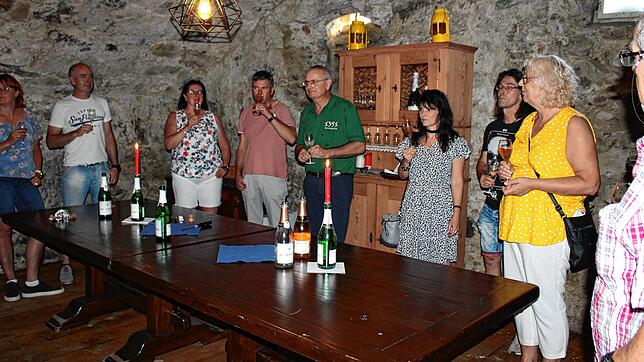 Zur zehnten Ausgabe der Weinprobe des Narrengerichts lädt Narrenrichter Jürgen Koterzyna (Bildmitte) die Gäste in den Weinkeller des ...