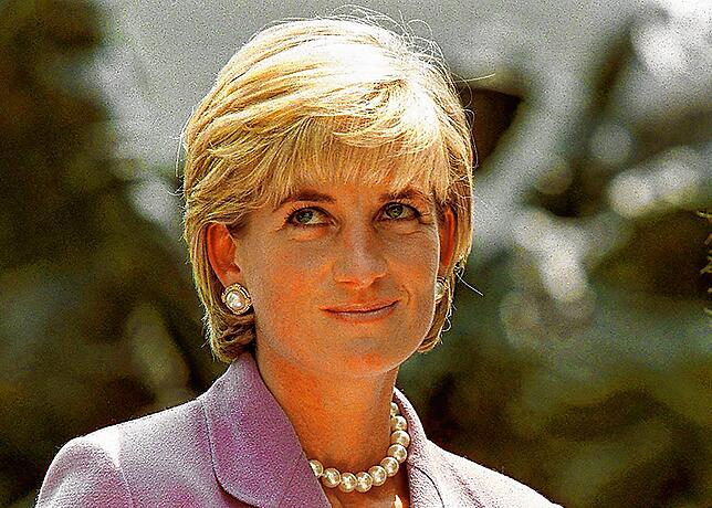 Abseits ihrer Ehe engagierte sich Lady Diana weltweit in verschiedenen Bereichen: Hier am 17. Juni 1997 bei einer Zeremonie des Rotes ...