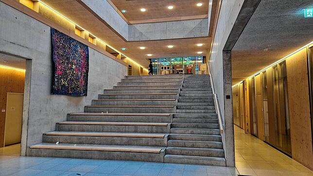 Ein Blick ins große Treppenhaus der Gemeinschaftsschule. Im Gebäude ist viel Platz, auch für differenzierten Unterricht. Die Rektorin ...