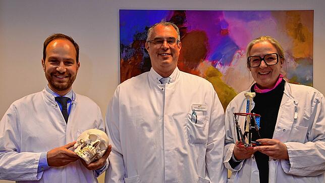 Der Leiter der Klinik für Unfallchirurgie und Orthopäde am Schwarzwald-Baar-Klinikum, Jörg Bayer (Mitte) mit den Leitenden Ärzten der ...