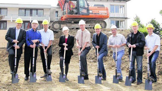 Beim Spatenstich fürs Bettenhaus (von links): Schmieder-Geschäftsführer Ulrich Sandholzer, Architekt George Birkle, Ulrich Stark, ...