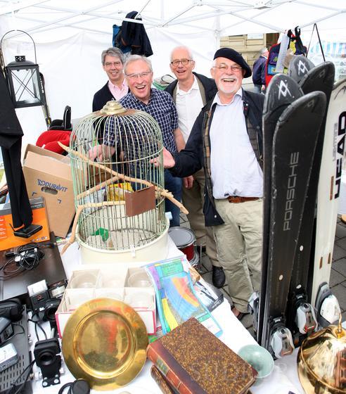Voilà: Darf es ein Vogelkäfig sein oder doch lieber ein Paar Ski? Hans Litke, Benjamin Güller, Günter Franke und Jörg Heiligmann (von ...