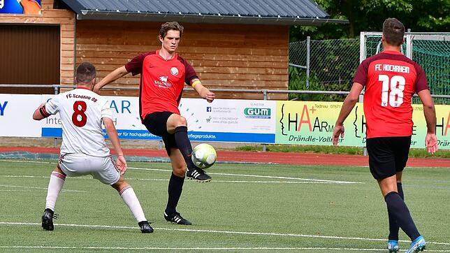 Zuversichtlich: Kapitän Simon Lauber (Mitte) ist davon überzeugt, dass Aufsteiger FC Hochrhein in der Bezirksliga bleiben wird: ...