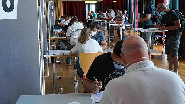 Wer sich am 19. Juni in der Neuen Tonhalle das erste Mal hat mit Astra Zeneca impfen lassen, bekommt jetzt am 17. Juli seine zweite ...