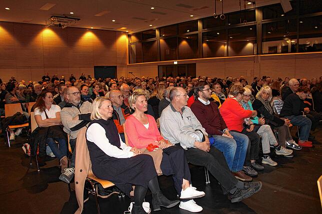 Rund 460 Besucher verfolgen die Vorstellung der Bewerber für die Bürgermeisterwahl in Hohentengen.