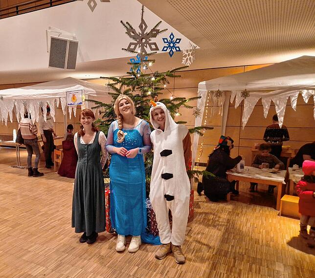Die Eiskönigin Elsa, Schneemann Olaf und Anna aus dem Film &bdquo;Die Eiskönigin&ldquo; erfreuten besonders die Kinder.