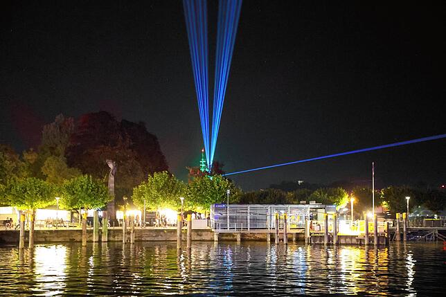 Bild 45: Seenachtfest 2024: Bald beginnt das große Feuerwerk und die Besucher strömen ans Bodenseeufer
