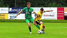 Hier konnte der Aach-Linzer Nico Restle (links) den Denkinger Angreifer Lukas Kaltenstadler (rechts) vom Ball trennen. Das Derby der ...