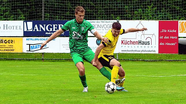 Hier konnte der Aach-Linzer Nico Restle (links) den Denkinger Angreifer Lukas Kaltenstadler (rechts) vom Ball trennen. Das Derby der ...