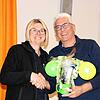 Präsidentin Christine Paletzki verabschiedet Thomas Deschler als Präsident des Narrenvereins Durbestecher Sauldorf mit einem Präsent.