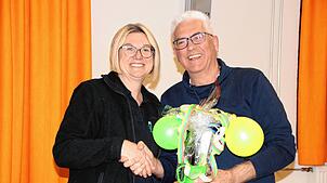 Präsidentin Christine Paletzki verabschiedet Thomas Deschler als Präsident des Narrenvereins Durbestecher Sauldorf mit einem Präsent.