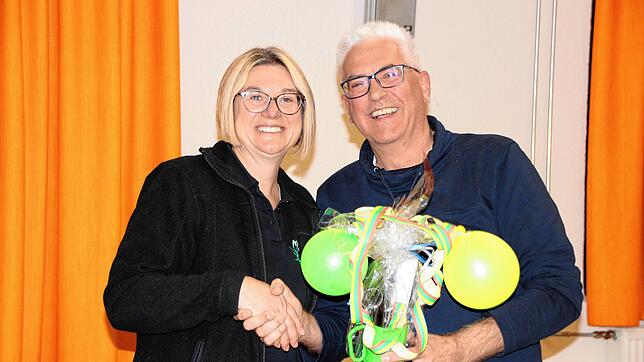 Präsidentin Christine Paletzki verabschiedet Thomas Deschler als Präsident des Narrenvereins Durbestecher Sauldorf mit einem Präsent.