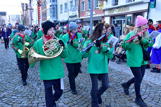 Bild 5: Die Katzenmusik marschiert in die Villinger Innenstadt ein