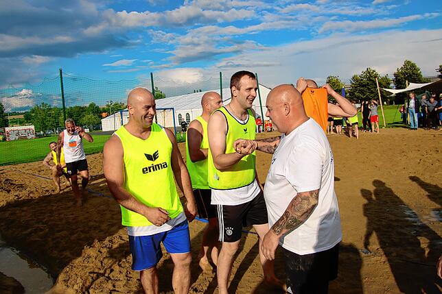 Bild 4: Viel Regen, wenig Sonne: Handballer ziehen ihr Turnier durch
