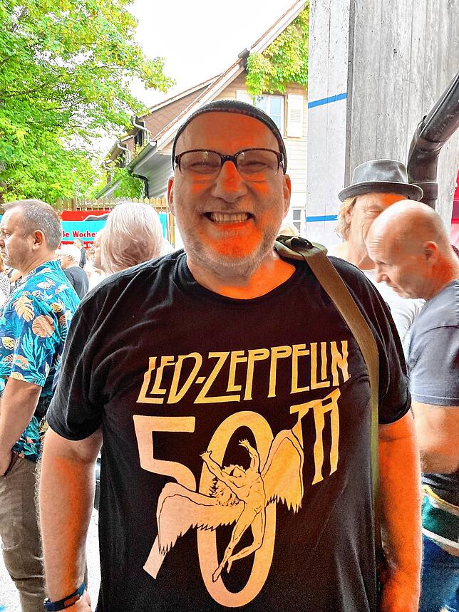Den Fanstatus sieht man Ralf Hatwig auf Anhieb an. Er ist an diesem Abend von Mad Zeppelin begeistert.