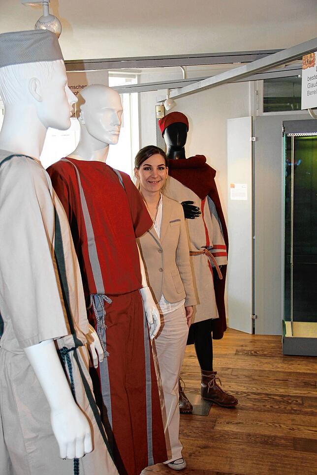 Die drei Hausherren als Figuren: (von links) Theopont, Senesius, Katrin Koyro und Zeno.