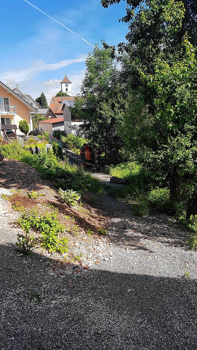 Am Vormittag ist von der Hauptstraße her kommend noch der alte Kiesweg zu sehen, doch bis abends verwandeln 15 fleißige Helfer den ...