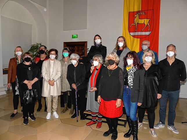 Die ausstellenden Künstlerinnen mit Landrätin Stefanie Bürkle (links), Kurator Uwe Degreif (3. von rechts) und den beiden ...