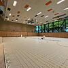 Die neue Sporthalle an der Jahnstraße soll im Laufe des Novembers fertig sein. Aktuell, wie hier auf dem Bild zu sehen, wird der Boden ...