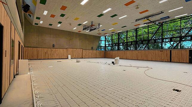 Die neue Sporthalle an der Jahnstraße soll im Laufe des Novembers fertig sein. Aktuell, wie hier auf dem Bild zu sehen, wird der Boden ...