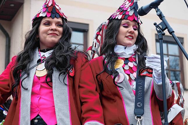 Als Elferrätinnen präsentieren sich die Cheers.