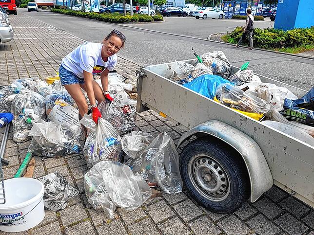 Das Bild zeigt Verena Sparakowski beim Verladen des gesammelten Mülls der Klettgau-Cleaners
